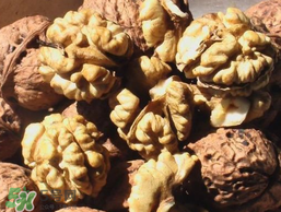 核桃皮發(fā)黑是怎么回事？核桃皮是黑色的能吃嗎？