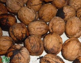 核桃皮發(fā)黑是怎么回事？核桃皮是黑色的能吃嗎？