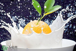 吃完橙子可以喝牛奶嗎？吃完橙子多久能喝牛奶？