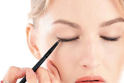 美瞳線怎么畫隱形_眼線怎么畫看不出來？