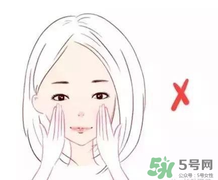 護(hù)膚品正確使用手法 別再錯(cuò)誤護(hù)膚啦 護(hù)膚品正確使用手法 別再錯(cuò)誤護(hù)膚啦