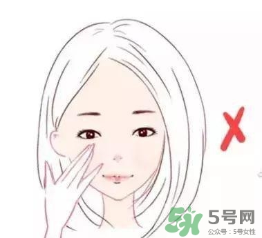 護(hù)膚品正確使用手法 別再錯(cuò)誤護(hù)膚啦 護(hù)膚品正確使用手法 別再錯(cuò)誤護(hù)膚啦