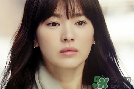 口臭掛什么科室？口臭去哪個(gè)科看?。?></p><h3>口臭掛什么科室</h3><p>根據(jù)引起口臭的病因選擇相應(yīng)的科室就診。如因患有諸如牙周炎、牙髓炎、齲齒、牙齦炎等口腔疾病可以掛口腔科號(hào)就診。如果是非口腔疾病引起的口臭建議掛中醫(yī)科就診為好，因?yàn)樵谥委熆诔舴矫妫嗅t(yī)優(yōu)于西醫(yī)。中醫(yī)認(rèn)為口臭大都是因胃熱津虧，陰虛郁熱上蒸所致。在治療口臭方面可以經(jīng)中醫(yī)師診斷后服用具有清胃瀉火，滋陰生津，行氣消積的中藥調(diào)理下，口臭即可消除。</p><p style=