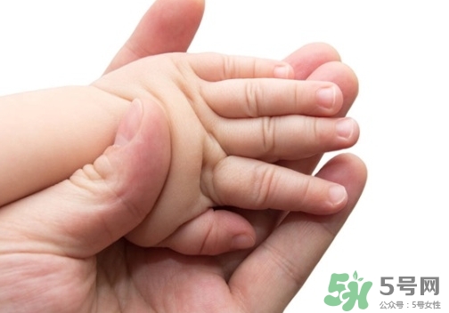 新生兒手指甲根部發(fā)黑是怎么回事?是什么原因? 新生兒手指甲根部發(fā)黑是怎么回事?是什么原因?