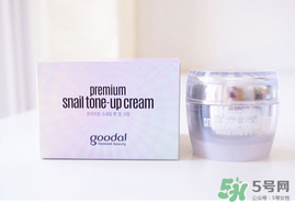 長(zhǎng)痘痘可以用素顏霜嗎？素顏霜適合痘痘肌嗎？