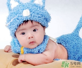 新生兒多久洗一次澡？新生兒洗澡溫度多少度合適？