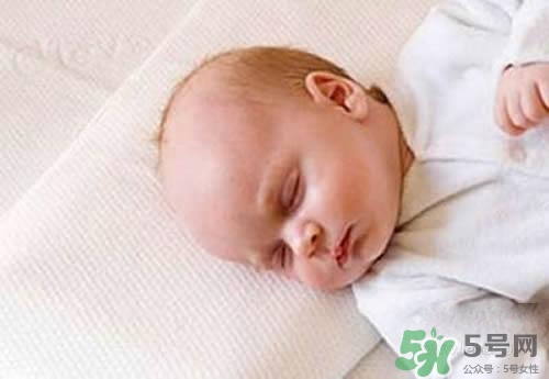 新生兒多久可以睡枕頭？新生兒睡多高的枕頭？