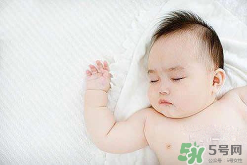 新生兒多久可以睡枕頭？新生兒睡多高的枕頭？