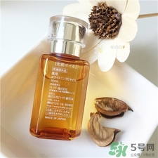 美容油用在護(hù)膚第幾步?美容油和精華液的區(qū)別 美容油用在護(hù)膚第幾步?美容油和精華液的區(qū)別