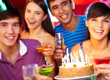 參加別人生日可以穿紅色的衣服嗎？參加生日穿什么衣服？