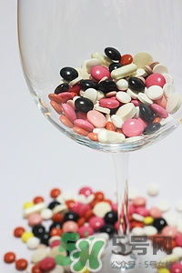 鈣片嚼著吃還是吞服,鈣片怎么吃效果最好 鈣片嚼著吃還是吞服,鈣片怎么吃效果最好