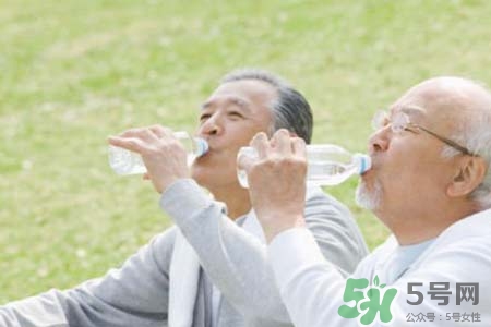 霧霾天為什么要多喝水？霧霾天要喝多少水才健康？