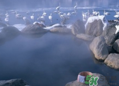 泡溫泉后要洗澡嗎？泡完溫泉后多久可以洗澡？