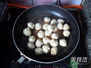 肉丸子可以用面粉嗎？肉丸子用什么粉？