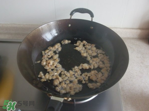 熬豬油為什么要加水？熬豬油水放多了怎么辦？