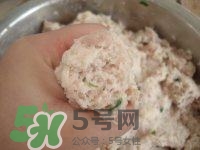 做藕丸子要放多少鹽？一斤藕做藕圓子放多少鹽合適？