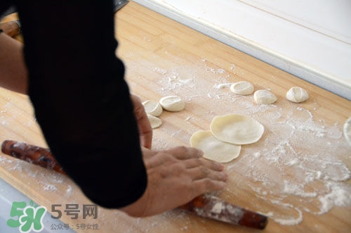 餃子皮怎么搟?餃子皮怎么搟的快? 餃子皮怎么搟?餃子皮怎么搟的快?