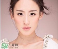 頸紋很深與睡姿有關(guān)嗎?睡姿會(huì)導(dǎo)致頸紋嗎? 頸紋很深與睡姿有關(guān)嗎?睡姿會(huì)導(dǎo)致頸紋嗎?