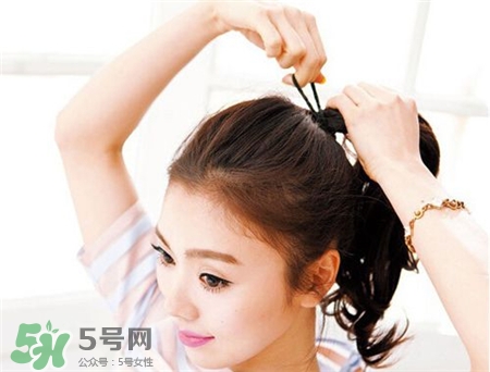 扎頭發(fā)有痕跡怎么辦?用什么扎頭發(fā)沒(méi)有痕跡? 扎頭發(fā)有痕跡怎么辦?用什么扎頭發(fā)沒(méi)有痕跡?