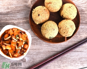 豆腐丸子要用面粉嗎？做豆腐丸子是用面粉還是淀粉？