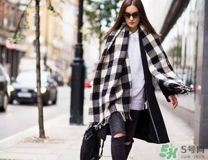 2017年圍巾流行怎么搭？2017年圍巾流行趨勢(shì)