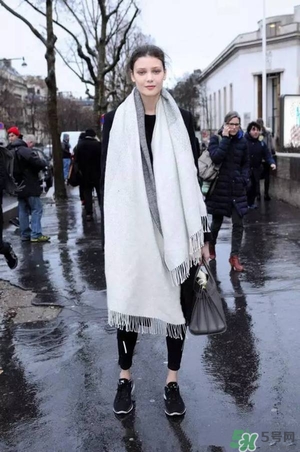 2017年圍巾流行怎么搭？2017年圍巾流行趨勢