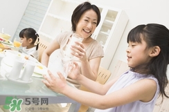 脫脂牛奶可以補(bǔ)鈣嗎?喝脫脂牛奶能補(bǔ)鈣嗎? 脫脂牛奶可以補(bǔ)鈣嗎?喝脫脂牛奶能補(bǔ)鈣嗎?