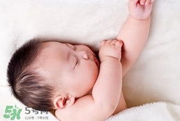 新生兒頭上長小白點是怎么回事?是什么原因? 新生兒頭上長小白點是怎么回事?是什么原因?