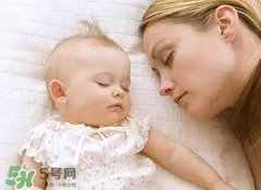 新生兒頭上長小白點是怎么回事?是什么原因? 新生兒頭上長小白點是怎么回事?是什么原因?