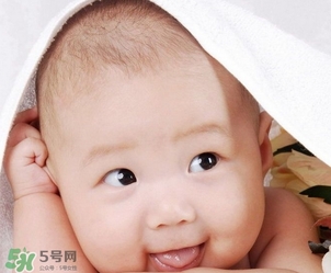 新生兒頭發(fā)黃是什么原因?新生兒頭發(fā)黃怎么辦? 新生兒頭發(fā)黃是什么原因?新生兒頭發(fā)黃怎么辦?