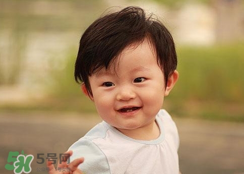 新生兒頭發(fā)上白白的絮狀物是怎么回事? 新生兒頭發(fā)上白白的絮狀物是怎么回事?