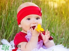 新生兒頭發(fā)上白白的絮狀物是怎么回事? 新生兒頭發(fā)上白白的絮狀物是怎么回事?