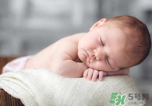 新生兒脖子有小紅點(diǎn)是怎么回事?怎么辦? 新生兒脖子有小紅點(diǎn)是怎么回事?怎么辦?