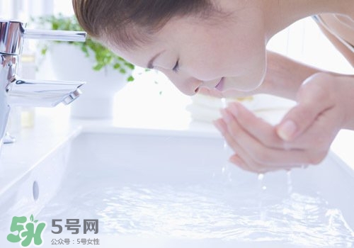 鹽水洗臉用什么鹽?鹽水洗臉?lè)哦嗌冫}? 鹽水洗臉用什么鹽?鹽水洗臉?lè)哦嗌冫}?