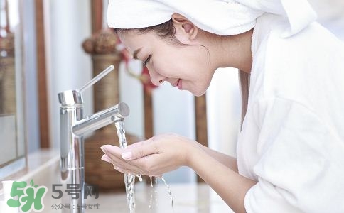 鹽水洗臉用什么鹽?鹽水洗臉?lè)哦嗌冫}? 鹽水洗臉用什么鹽?鹽水洗臉?lè)哦嗌冫}?