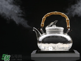 冬天喝涼水好嗎？冬天喝冷水還是熱水？