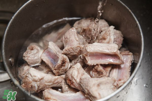 腌排骨要洗嗎？排骨腌完要洗嗎？