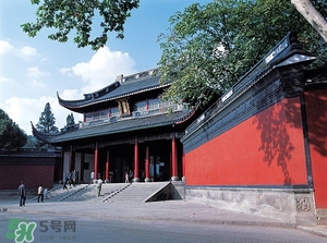 杭州春節(jié)穿什么衣服？過(guò)年春節(jié)去杭州穿什么？