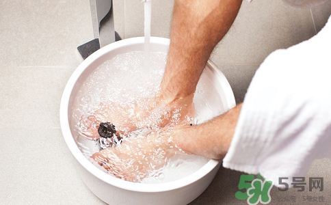 艾葉泡腳有什么好處與壞處?艾葉泡腳的功效與作用 艾葉泡腳有什么好處與壞處?艾葉泡腳的功效與作用