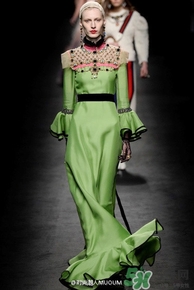 草綠色大衣怎么搭配？草綠色大衣穿衣搭配