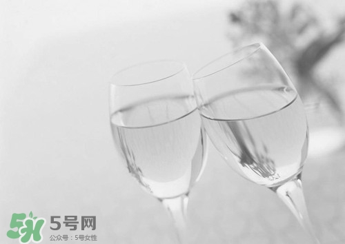 白酒可以兌紅牛嗎?白酒兌紅酒喝有害嗎 白酒可以兌紅牛嗎?白酒兌紅酒喝有害嗎