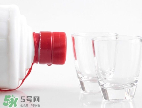 白酒可以兌紅牛嗎?白酒兌紅酒喝有害嗎 白酒可以兌紅牛嗎?白酒兌紅酒喝有害嗎