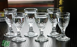 白酒可以兌紅牛嗎?白酒兌紅酒喝有害嗎 白酒可以兌紅牛嗎?白酒兌紅酒喝有害嗎