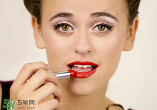 涂口紅嘴唇變白怎么辦？長期涂口紅的危害