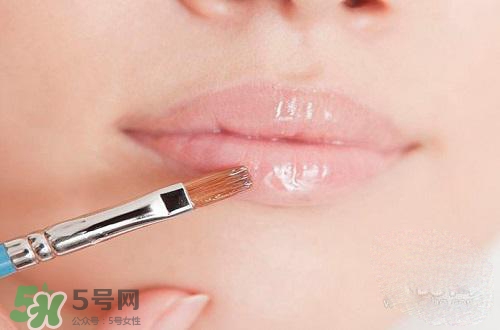 嘴唇干裂涂蜂蜜有用嗎？怎樣用蜂蜜改善嘴唇干裂？