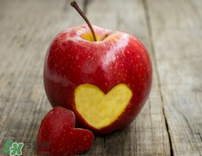 蘋果放在水里是沉還是?。刻O果的密度是多少？