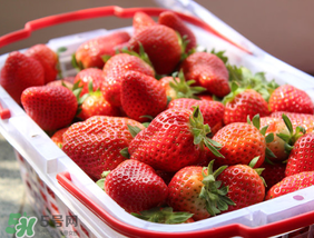 草莓上的黑點是什么？草莓上的黑點能吃嗎？