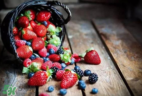 草莓上的黑點是什么？草莓上的黑點能吃嗎？