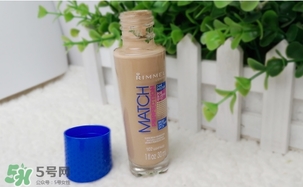 rimmel芮謎粉底液紅瓶藍(lán)瓶哪個(gè)好？rimmel粉底液紅藍(lán)瓶對(duì)比