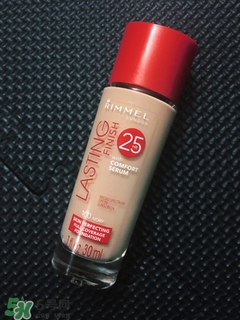 rimmel芮謎粉底液紅瓶藍(lán)瓶哪個(gè)好？rimmel粉底液紅藍(lán)瓶對(duì)比